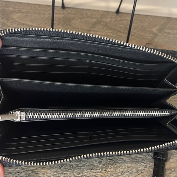 NWT - Coach Long Zip Around Wallet In Signature Canvas With Wristlet - Picture 5 of 9